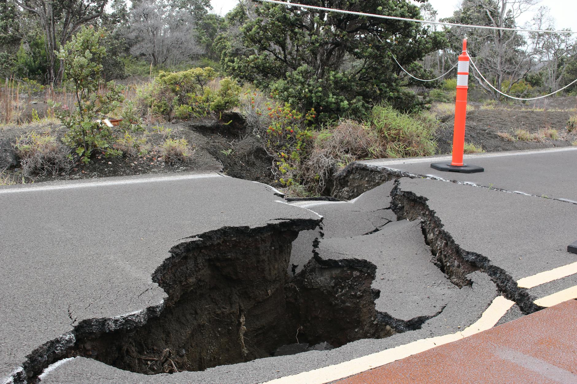 地震による地割れ