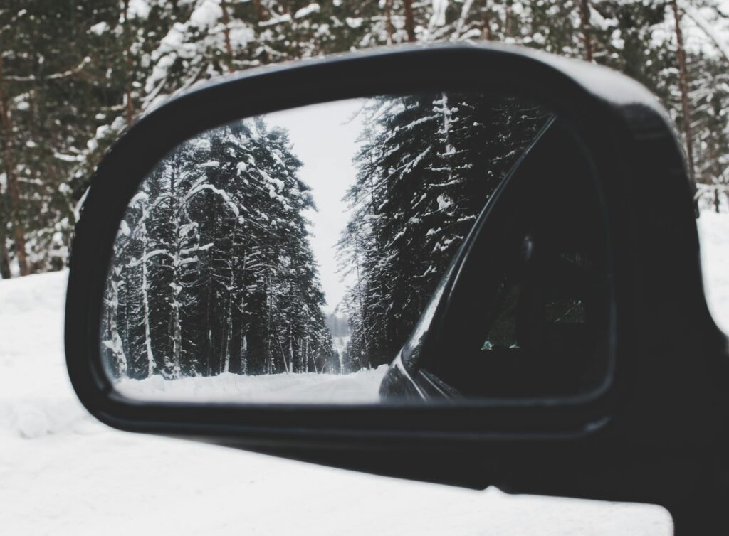 雪山の車